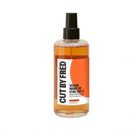Spray 2ème jour pour redéfinir les boucles
Vegan Wake up Curl Day 2
